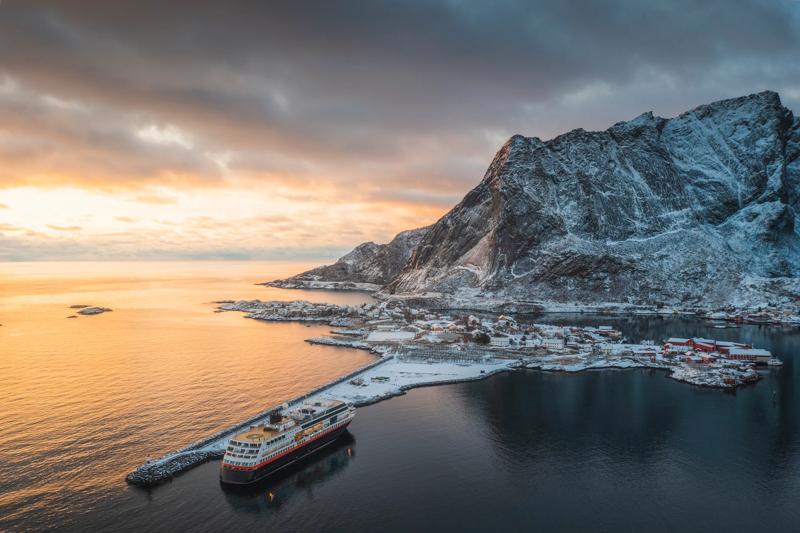 winter-white-mountain-ship-docking