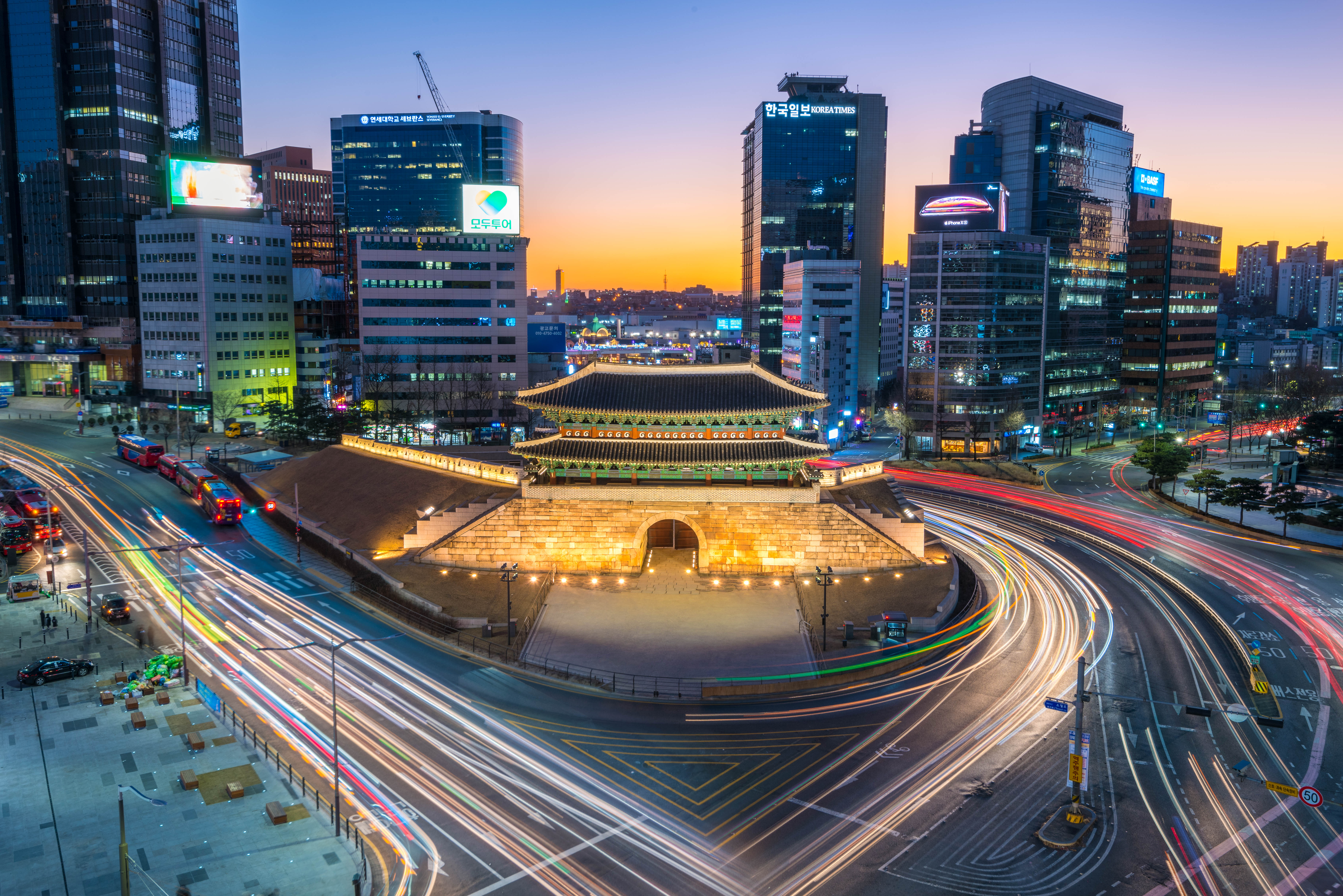 Night city landscape at namdaemun gate.