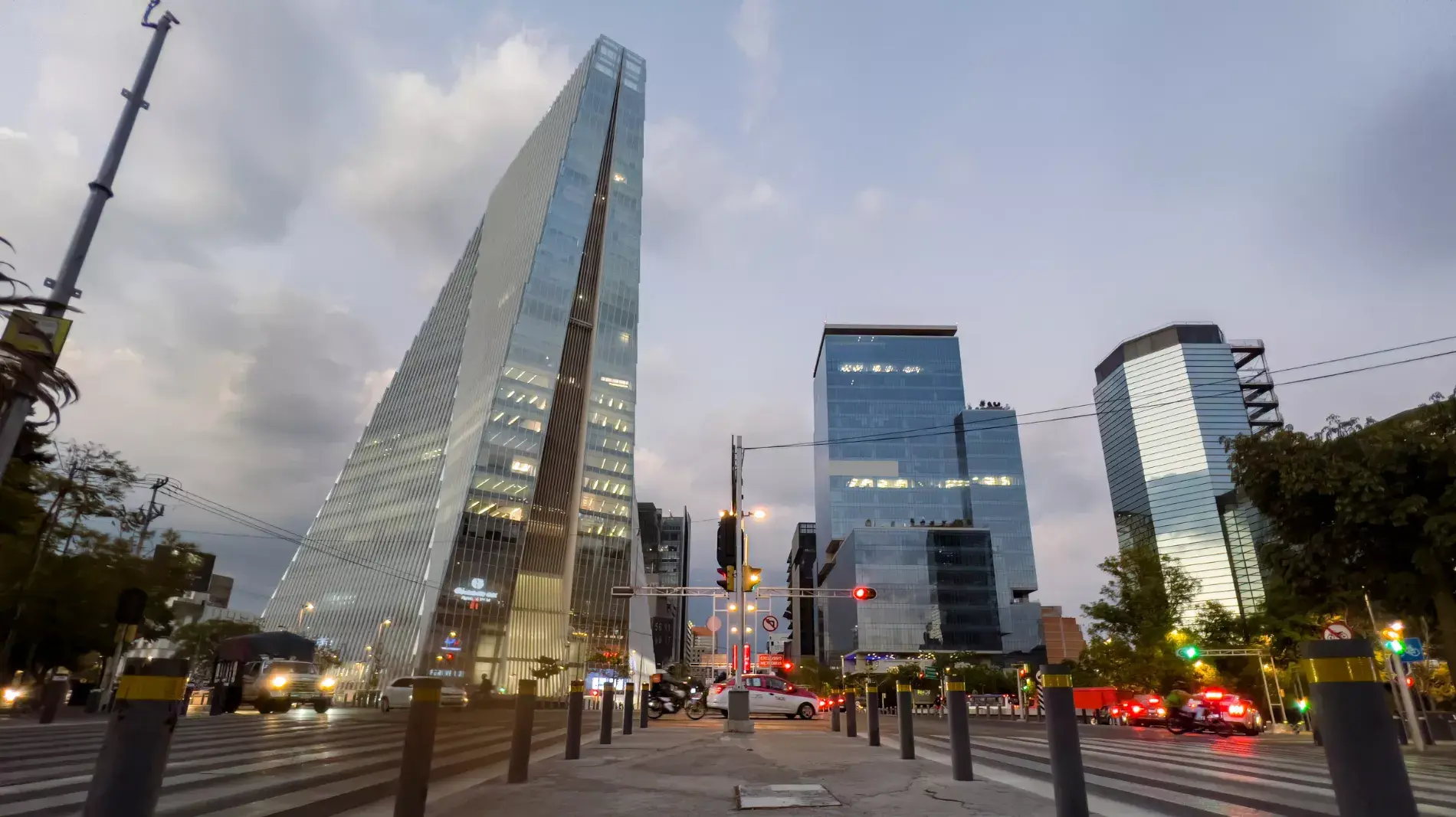 1900x1067xmexicoxinsurgentesxoffice