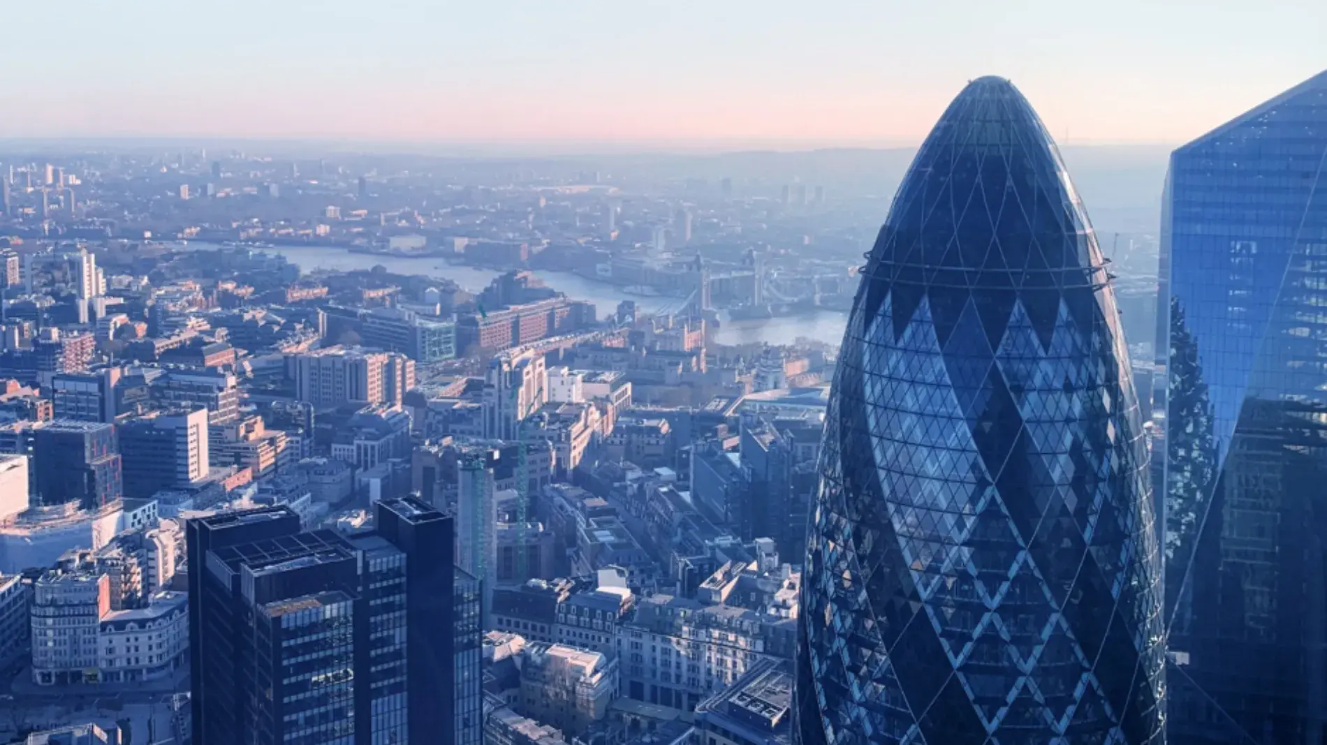 london-city-skyline-pl-ferrari