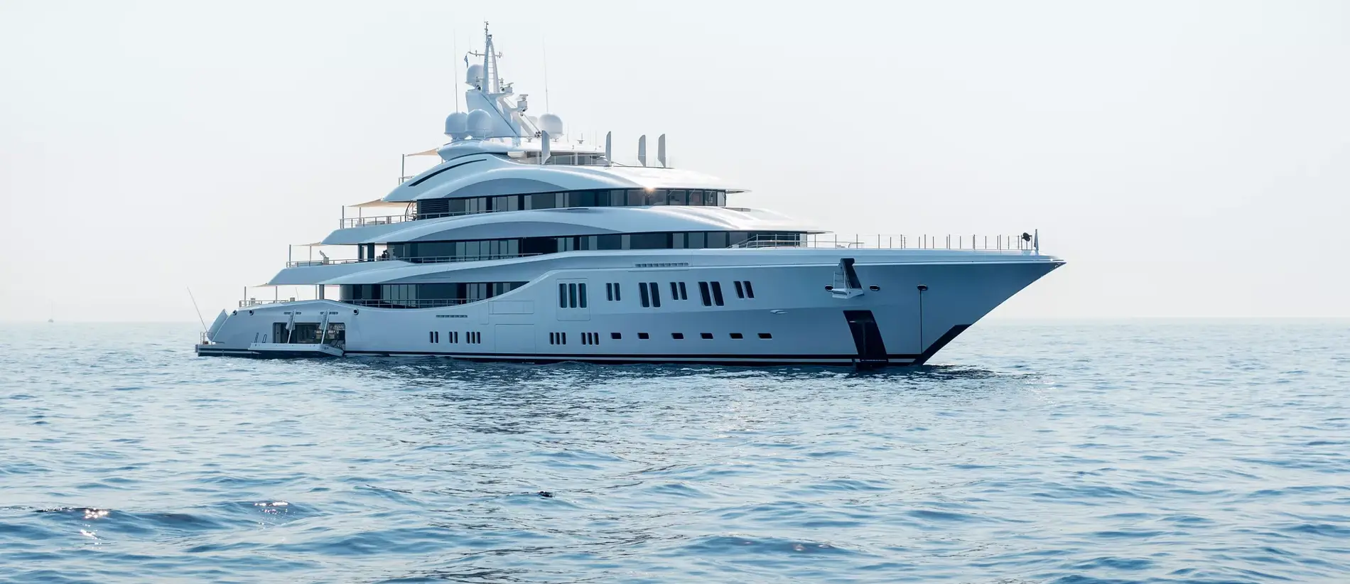 huntress mega yacht