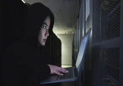 Con el alto volumen de transacciones digitales ligadas a la Copa Mundial de Futbol 2026, también crecerá el fraude digital, con mayor número de ataques phishing, robo de credenciales, suplantación de identidad y saturación de sistemas, entre otros, advirtió Lockton México, firma especializada en consultoría de seguros.