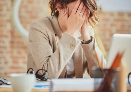 O ambiente exigente do setor de serviços profissionais pode ser um terreno fértil para o estresse. Longas horas de trabalho, clientes exigentes e casos de alto risco afetam o bem-estar mental. No entanto, as consequências de ignorar essa questão vão muito além da saúde do funcionário. O estresse no local de trabalho é uma das principais fontes de erros e omissões, levando a um maior risco de reclamações de indenização profissional e perdas financeiras para as empresas.