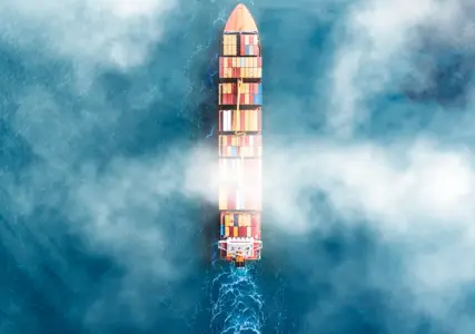 A intensificação de eventos climáticos extremos, como ressacas, enchentes, ciclones, secas prolongadas e variações severas de maré, tem afetado diretamente a operação e a infraestrutura dos portos brasileiros. Esses fenômenos, antes considerados pontuais, agora revelam um padrão estrutural que põe em xeque a capacidade de resiliência do setor. Diante desse cenário, surge uma pergunta: o seguro e a regulação acompanham essa nova realidade?