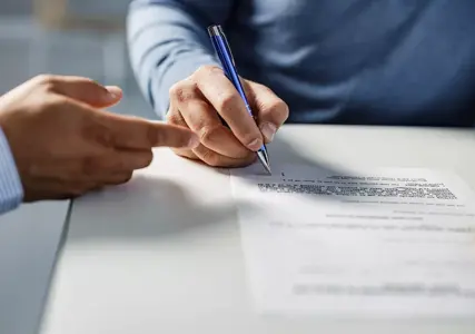 Entre os pontos de maior impacto, está a determinação de que, em caso de dúvida ou contradição, a interpretação das cláusulas deve ser sempre favorável ao segurado.