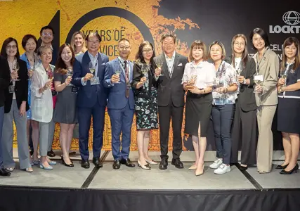 Lockton Hong Kong celebrates 40 years of service excellence as a leading insurance broker in Hong Kong, combining local expertise with Lockton’s global network to deliver bespoke risk, insurance and employee benefits solutions for multinational corporations and fast‑growing enterprises across Greater China and beyond.

Lockton 香港慶祝成立 40 週年，作為本地領先的獨立保險經紀公司，結合紮實在地經驗與全球專家網絡，為跨國企業及高速增長的本地企業提供度身訂造的風險管理、保險及員工福利方案，並持續服務香港及大中華區社群。

Lockton 香港庆祝成立 40 周年，作为本地领先的独立保险经纪公司，结合扎实在地经验与全球专家网络，为跨国企业及高速增长的本地企业提供度身订造的风险管理、保险及员工福利方案，并持续服务香港及大中华区社群。



