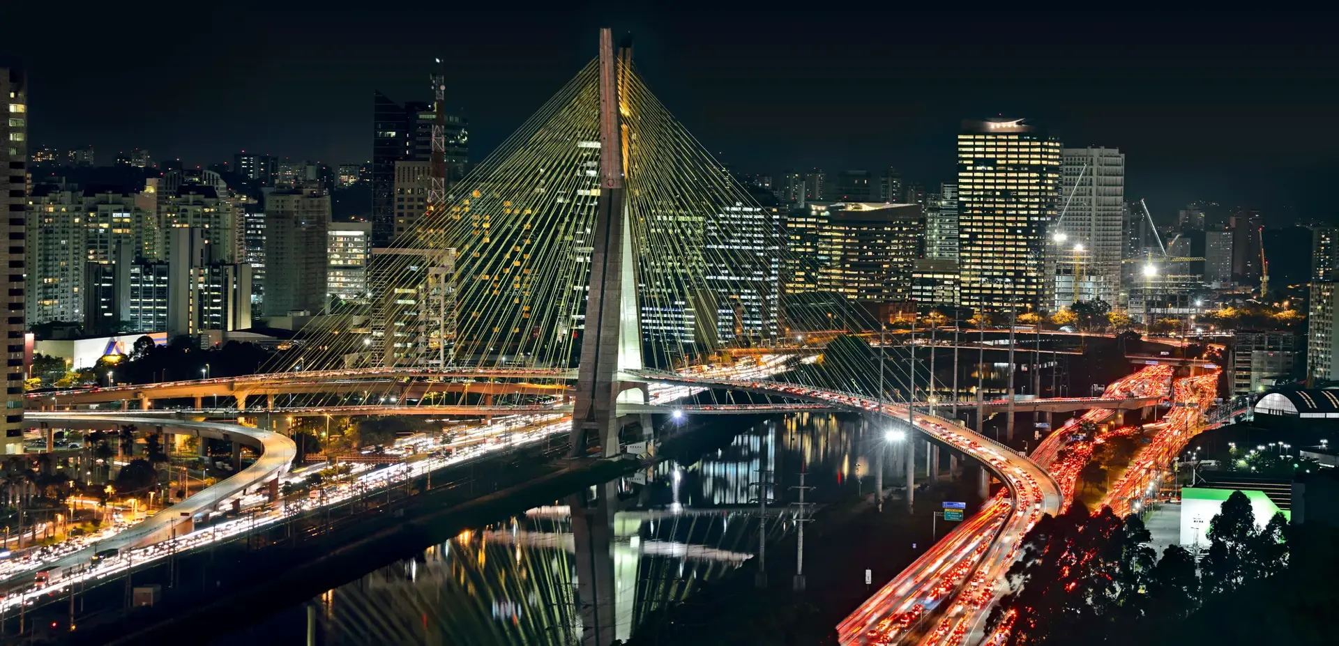 Ponte Estaiada Octavio Frias de Oliveira and around. Intense traffic right after dusk at Nações Unidas Expressway (Marginal Pinheiros), and the emergence of real estate southbound.
